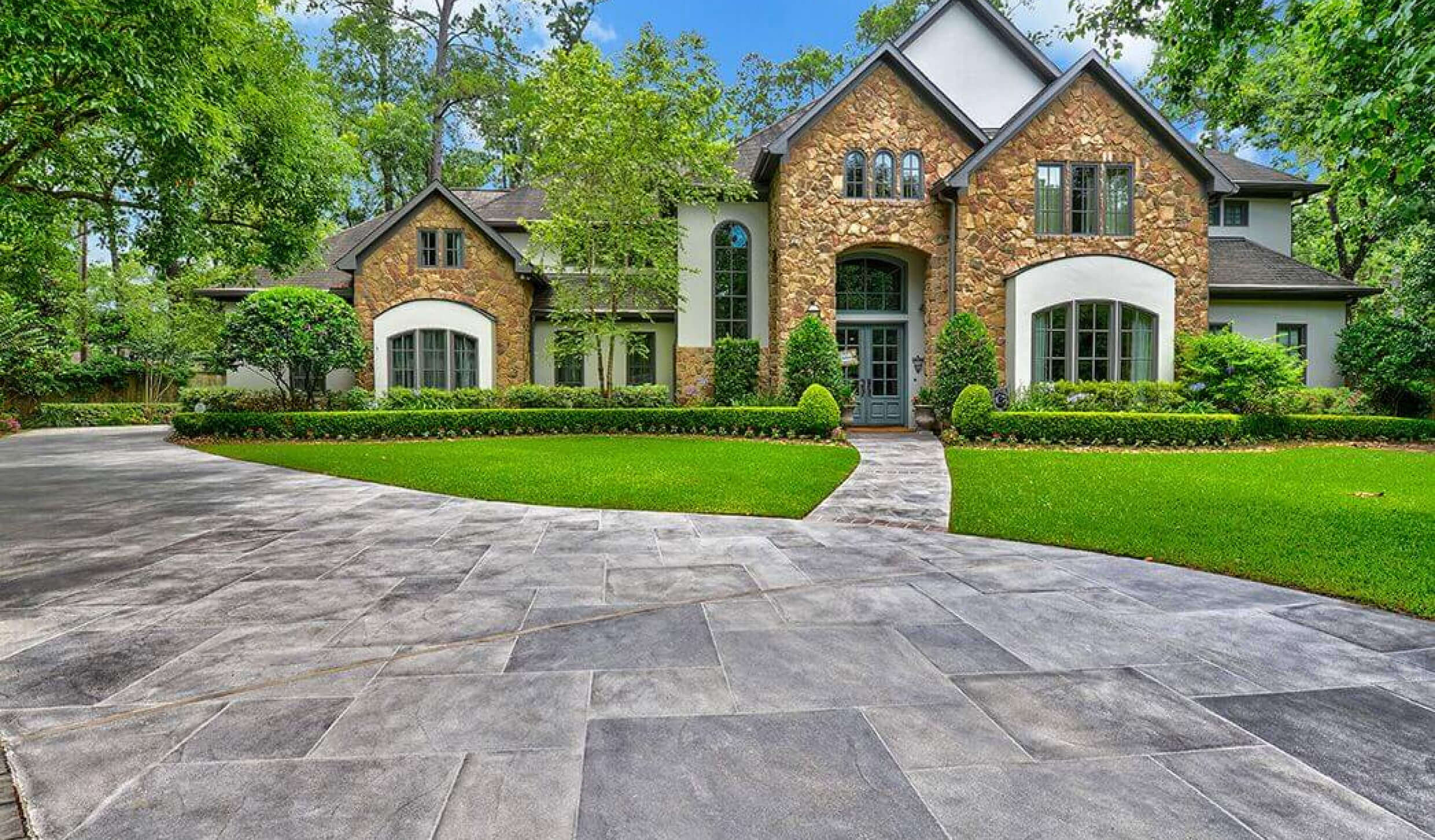 Enhance your curb appeal with a luxurious Carvestone design